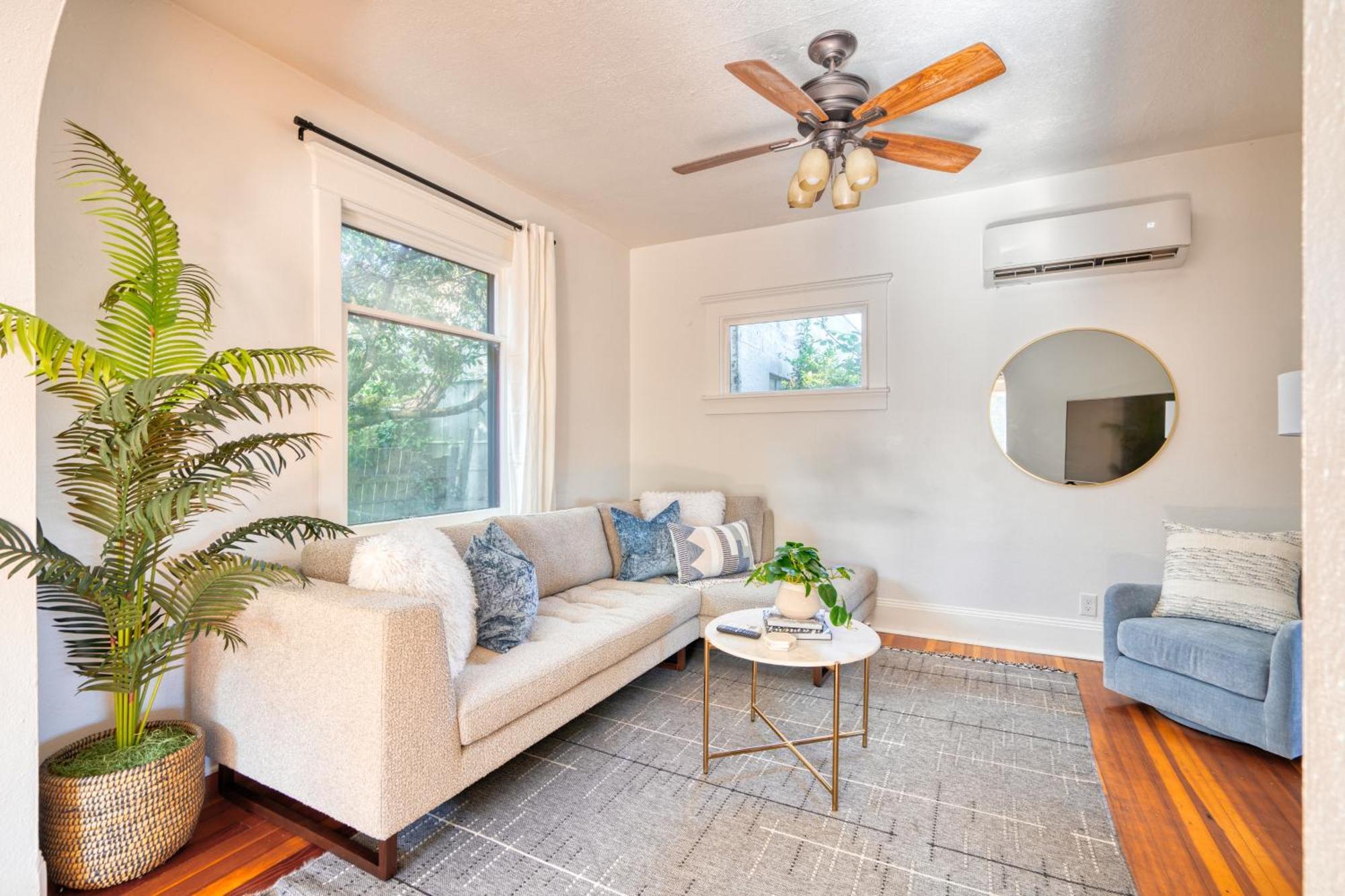 Collection - Cute & Charming 91 Walkscore Holiday home