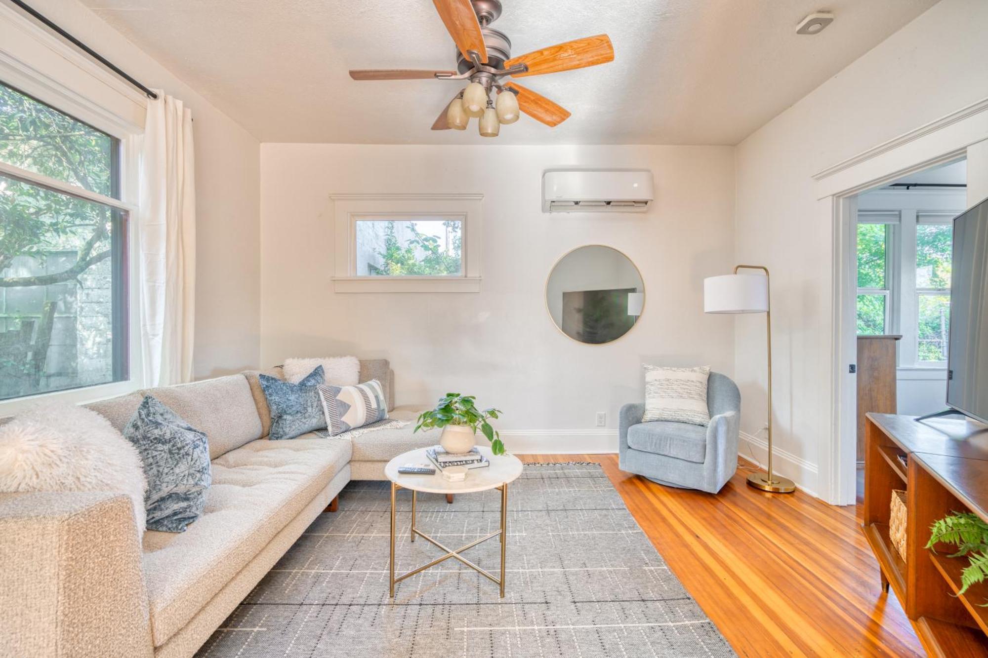 Collection - Cute & Charming 91 Walkscore Holiday home