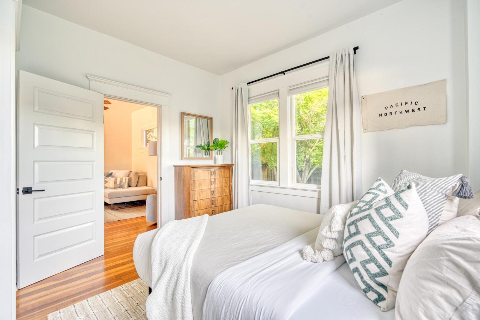 Collection - Cute & Charming 91 Walkscore Holiday home